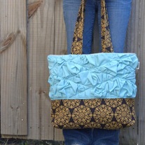 >>ON SALE<<  RUFFLED TOTE IN GOLD MEDALLIONS