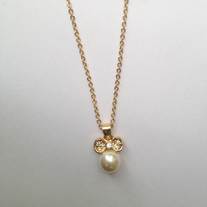 Bow with pearl necklace
