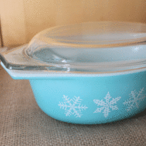 Pyrex Snowflake Covered 1 1/2 qt Casserole Dish