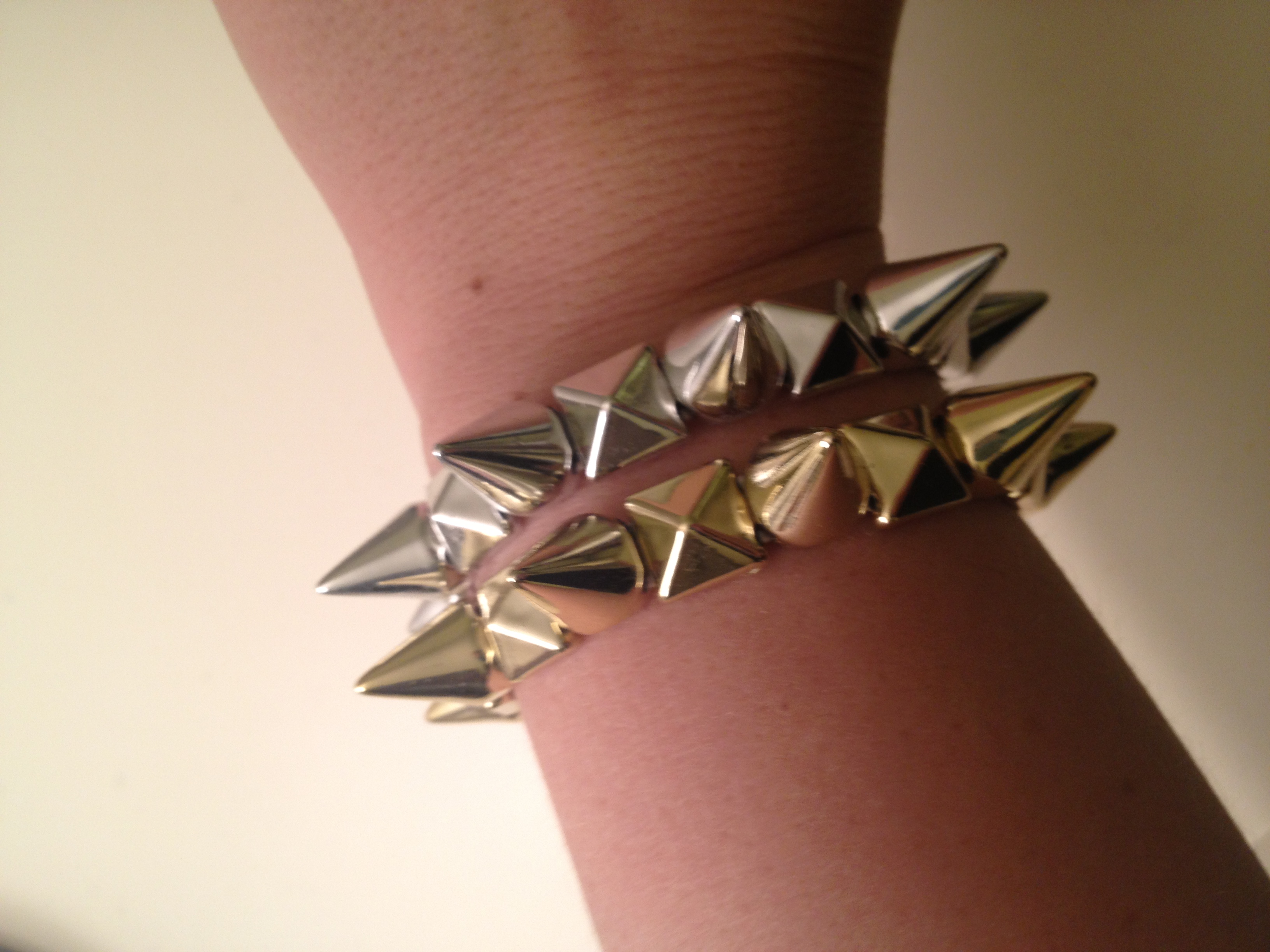Spike bracelet drawing - tastefiber