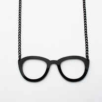 THE GLASSES NECKLACE