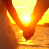 Couple-holding-hands-290