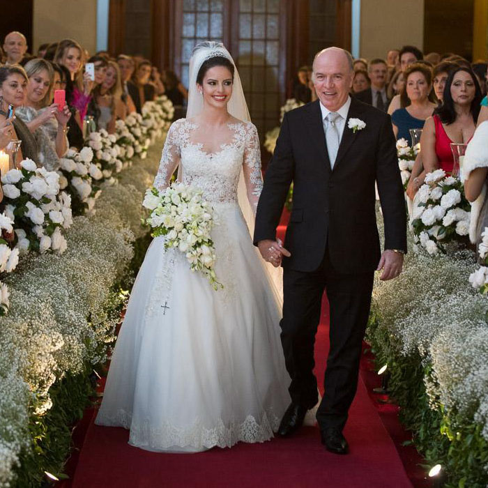white lace long sleeve wedding dress